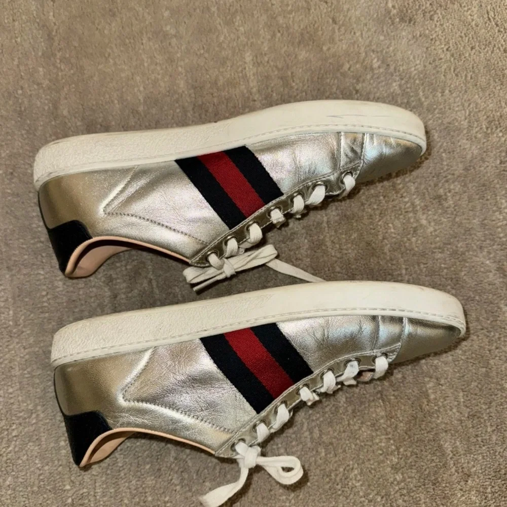 Gucci Metallic Sneakers with Red and Black Accents - Picture 4 of 8